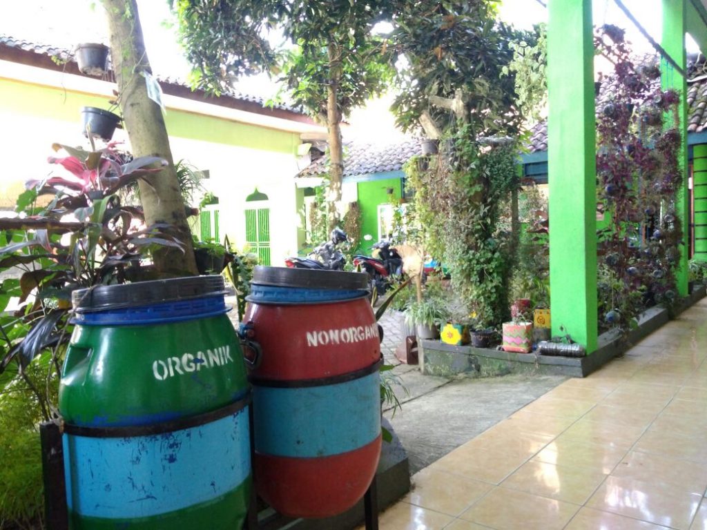TEMPAT SAMPAH ORGANIK-ANORGANIK